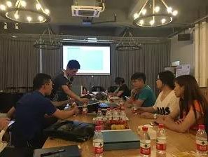 上下和地毯總經(jīng)理給大家認(rèn)真講解